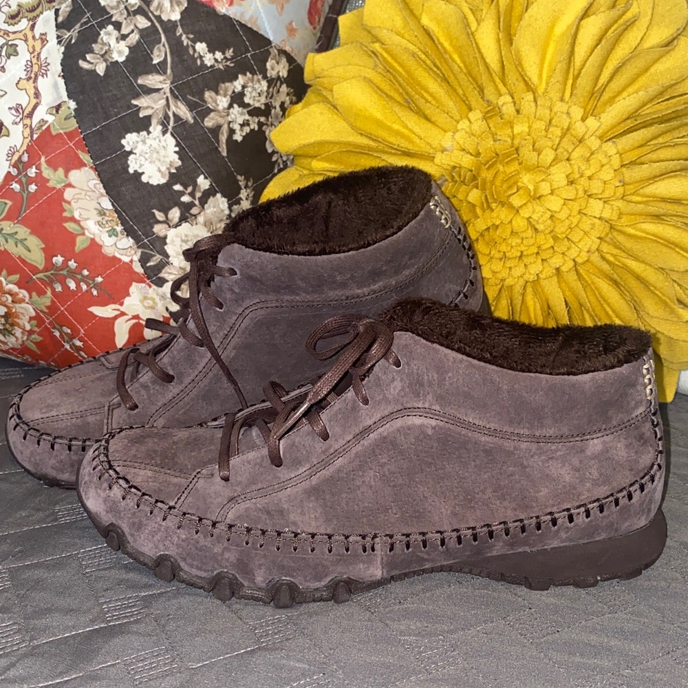 Sz 9.5 Skechers lace up Brown Suede Casual Shoes